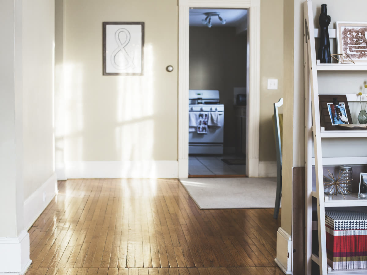 Intérieur clair et net traversé par la lumière du jour